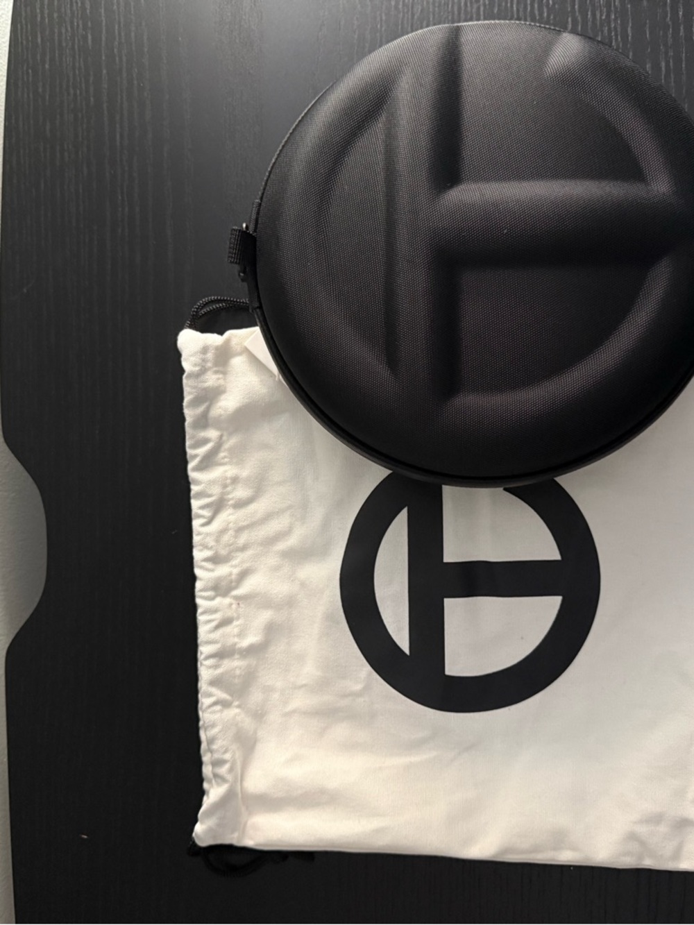 Telfar Pill Round Carry Case - Picture 6 of 6